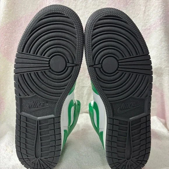 Jordan 1 Mid
Lucky Green (GS) Youth 6.5 / Women’s Size 8 - Picture 8 of 8